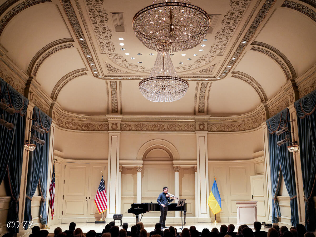 Gene Hahn, the competition judge, opened the evening with his arrangement of Mykola Lysenko&#39;s Prayer For Ukraine.